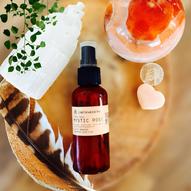 Flesje Mystic Rose Energy Spray op plateau met veer en kristallen