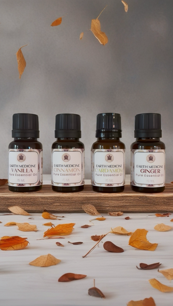 Vier flesjes essentiële olie – Vanilla, Cinnamon, Cardamom en Ginger – uit de Autumn Alchemy-collectie van Earth Medicine Market.