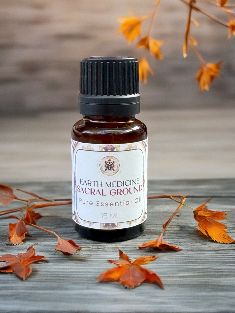 Flesje Sacral Ground essentiële olieblend met warme aardse kleuren, gecreëerd voor gronding, stroming en sensuele aanwezigheid.
