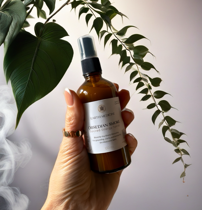 Hand met flesje Obsidian Smoke Aura Spray – natuurlijke aura spray met Obsidiaan voor bescherming en gronding